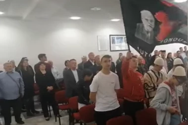 MILANOVIĆU ZASTAVOM VELIKE ALBANIJE MAHALI ISPRED NOSA! Pogledajte neviđen skandal u Hrvatskoj! SRAMOTA! (VIDEO)
