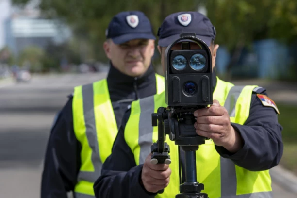 NAPUSTITE VOZILO, ODUZIMAMO GA! Danas stupa na snagu primena izmenjenog zakona, evo za KOJE prekršaje će saobraćajci biti nemilosrdni!
