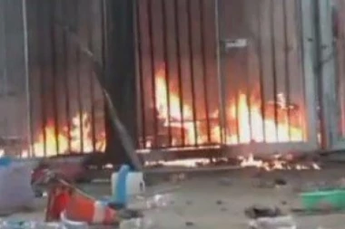 LETELE KAMENICE, FLAŠE I LOPATE! Horor scene na fudbalskom meču! Žestoka MAKLJAŽA navijača sa policijom! (VIDEO)