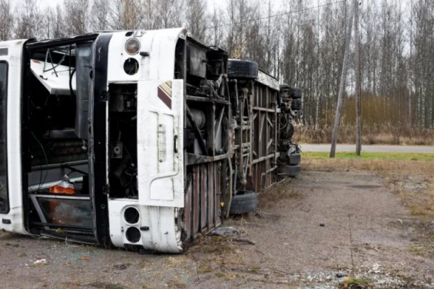 MEĐU PUTNICIMA I DVOJE DECE! Svi koji su bili u autobusu koji se PREVRNUO u Mađarskoj su iz Beograda i Novog Sada (FOTO)