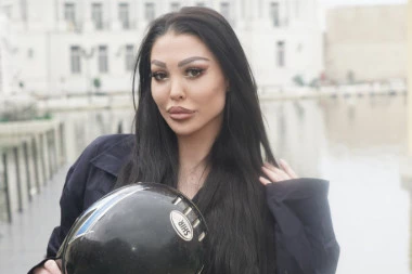 BRUTALAN OKRŠAJ LJUBAVNICE I PREVARENE ŽENE! Ana NASRNULA na Maju, podigle Belu kuću na noge! (FOTO)