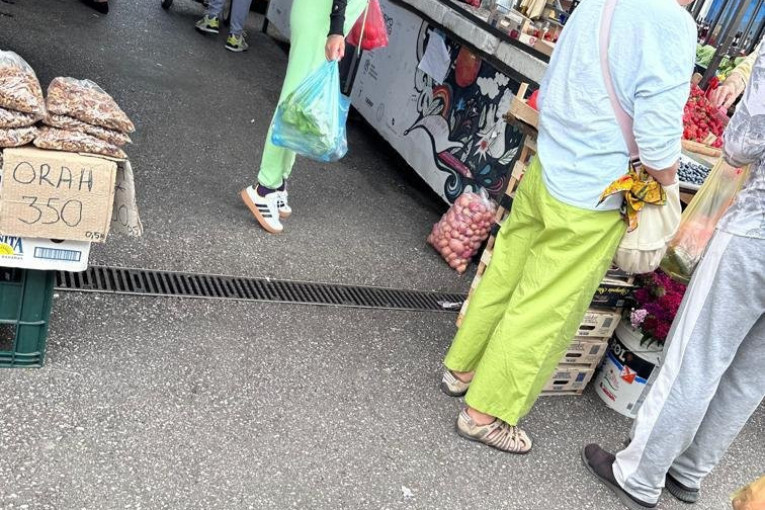 Zejna paparaco na pijaci, sprema se za Prvi maj