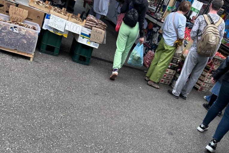 Zejna paparaco na pijaci, sprema se za Prvi maj