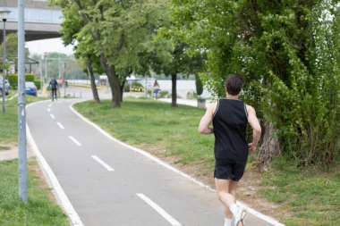SVE PUCA OD MIŠIĆA! Vreli paparaco zgodnog glumca, svi se okretali za njim dok je trčao, ovako slavi URANAK! (FOTO)