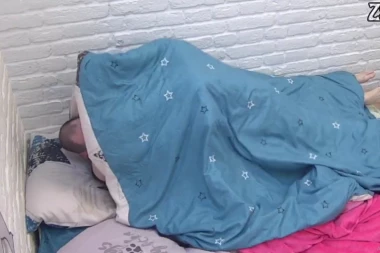 MAJA JE NOVA ZVEZDANOVA GUTALICA: Slavniću zakazala erekcija, starleta morala sve da proguta, pa sa PUNIM USTIMA počela da ga LJUBI! (VIDEO 18+)