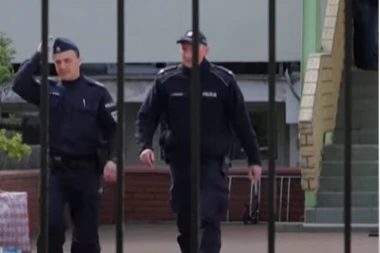 ZAKUVAVA SE! Poljska zauzela zgradu škole pri ruskoj ambasadi u Varšavi! MOSKVA NAJAVILA OŠTRU REAKCIJU! (VIDEO)