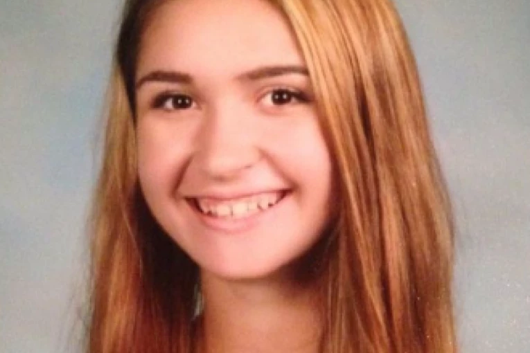 ZAGLAVILA SE U PROZORU hotelske sobe i skončala na JEZIV NAČIN! Devojka na bizaran način stradala na letovanju! (FOTO)