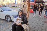 SCENA KOJA TERA SUZE NA OČI: Majka Slobe Radanovića sa unučetom u kolicima!