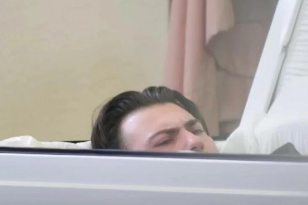 PROBUDIO SE I USTAO IZ KOVČEGA USRED BDENJA! Mladić počeo da doziva majku, a onda se desilo nešto još STRAŠNIJE (VIDEO)