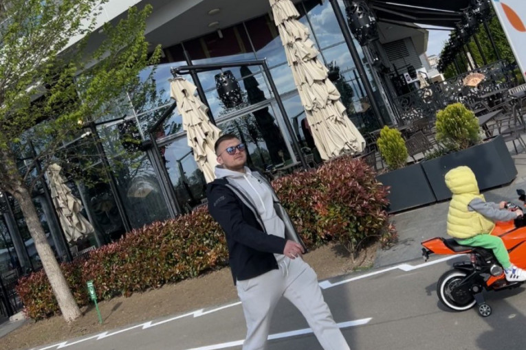 Stefan Karić se šeta sa kumom