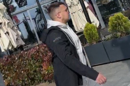 Stefan Karić se šeta sa kumom