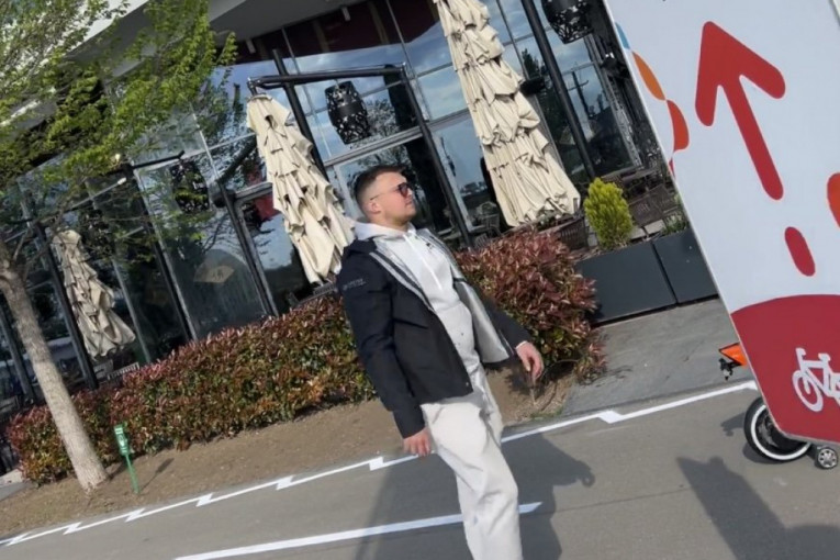 Stefan Karić se šeta sa kumom