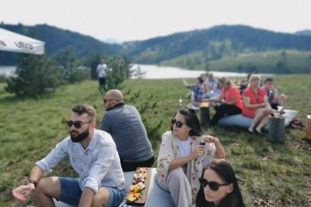 SRPSKE PLANINE KRCATE! Ni igla nema gde da padne: Za Prvi maj svi pohrlili u prirodu! (FOTO)