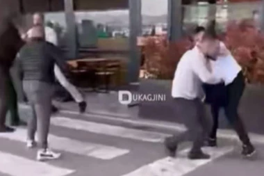 ZAŠTO SI MI POGLEDAO ŽENU: Isplivao šokantnan snimak tuče na aerodromu u Prištini! (VIDEO)