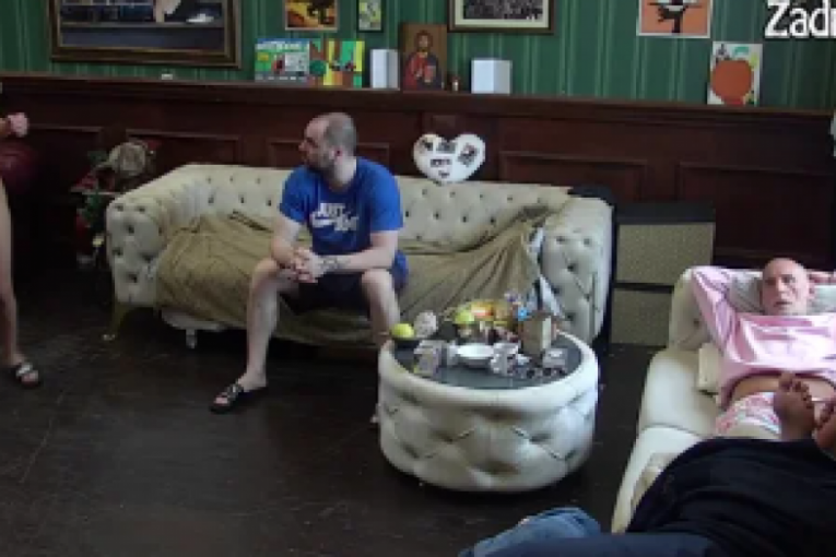 Maja pokazuje Zvezdanu kupaći kostim