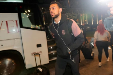 REAL STIGAO U BEOGRAD: "Kraljevići" BEZ KOMENTARA po sletanju, policija REAGOVALA ispred hotela! (VIDEO)