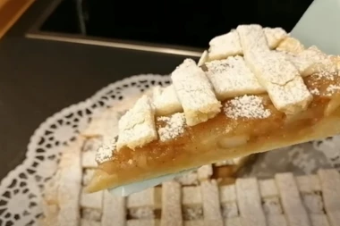 AMERIČKA PITA SA JABUKAMA: Uvek ispadne savršeno, a hrskavo testo svi vole