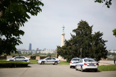 UŽAS NA KALEMEGDANU! Maloletnik nožem napao dva dečaka, pretukao ih, pa OPLJAČKAO!