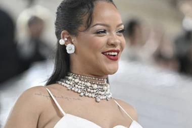 TRUDNA RIJANA POZIRALA GOLA! Pevačica samo u TANGAMA, obratila se prvorođenom sinu: Ne znaš koliko ti je majka LUDA!