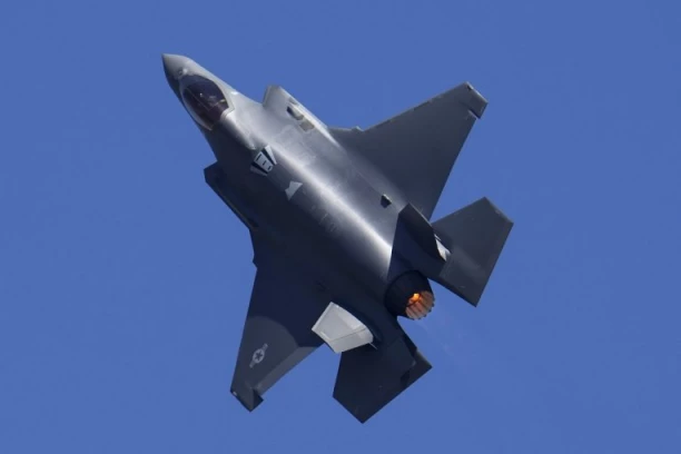 VAZDUŠNI OBRAČUN AMERIKE I VENECUELE? Moderni F-35 protiv starog F-16 (VIDEO)