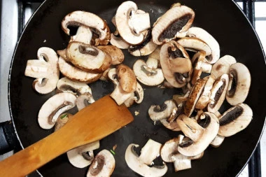 MNOGI OVAKO SPREMAJU PEČURKE I KVARE IM UKUS: Pravilno se dinstaju na sledeći način, a u zamrzivaču smeju da stoje TAČNO OVOLIKO