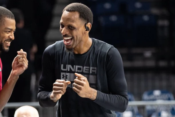 DERBI NIJE NI POČEO, A VEĆ SU VIĐENE VARNICE! Naneli BRUTALNO odgovorio na PROVOKACIJE sa tribina! (FOTO)