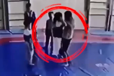 UZNEMIRUJUĆI SNIMAK! Bivši svetski šampion na smrt pretukao sedmogodišnjeg dečaka! (VIDEO)