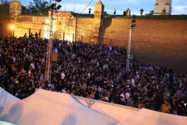 NESTVARNA PODRŠKA NA KALEMEGDANU: Grobari GURAJU Partizan ka F4! (VIDEO)