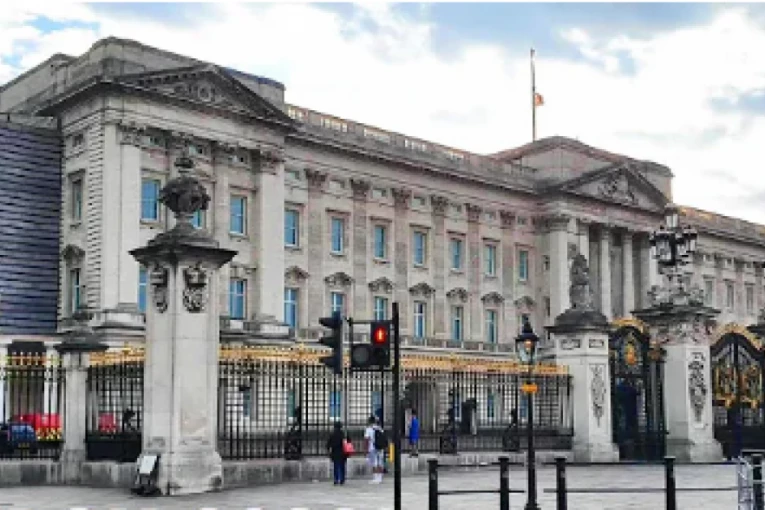 DRAMA ISPRED BAKINGEMSKE PALATE: Dežurne i hitne službe odmah reagovale