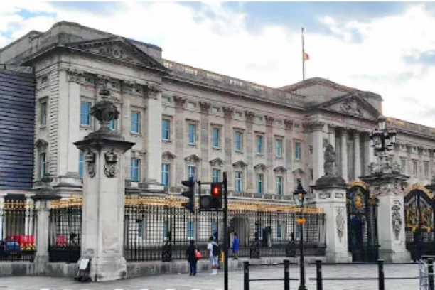 Bakingemska palata u blokadi! Odjeknula eksplozija, naređena hitna evakuacija! Uhapšen muškarac!