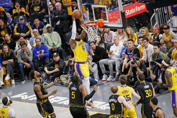 LEJKERSI ŽELE PRSTEN! Lebron i ekipa SRUŠILI šampiona, Dejvis DRŽAO ČAS KOŠARKE! (VIDEO)