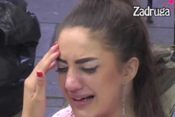 ANĐELA SE SVA ISKRIVILA, TELO JOJ POTPUNO IZDEFORMISANO: Zvezdan je uhvatio, njoj pala glava pozadi! (VIDEO)