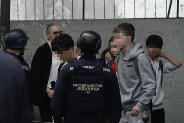 U KABINETU ZA ISTORIJU PRONAĐEN RANAC SA PIŠTOLJEM I ZAPALJIVOM TEČNOŠĆU: Na licu mesta kontradiverzione ekipe!