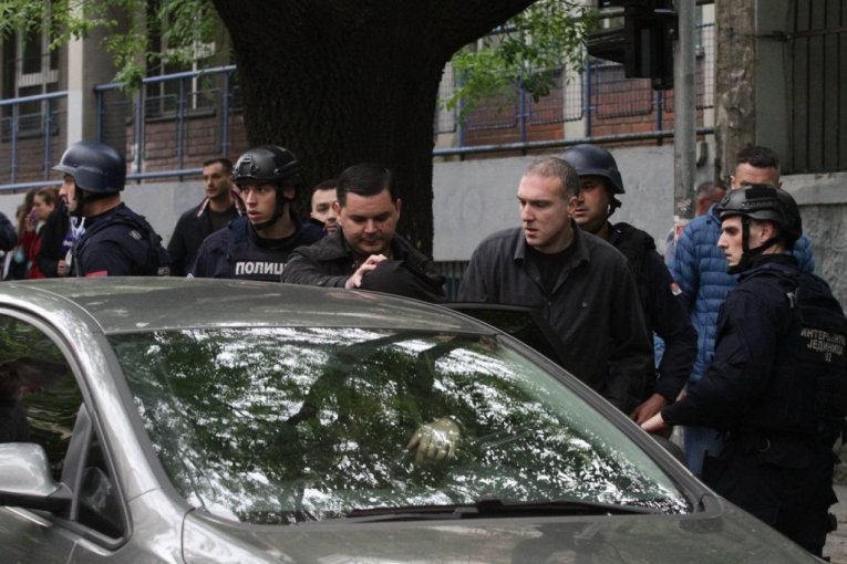 Hapšenje napadača u školi