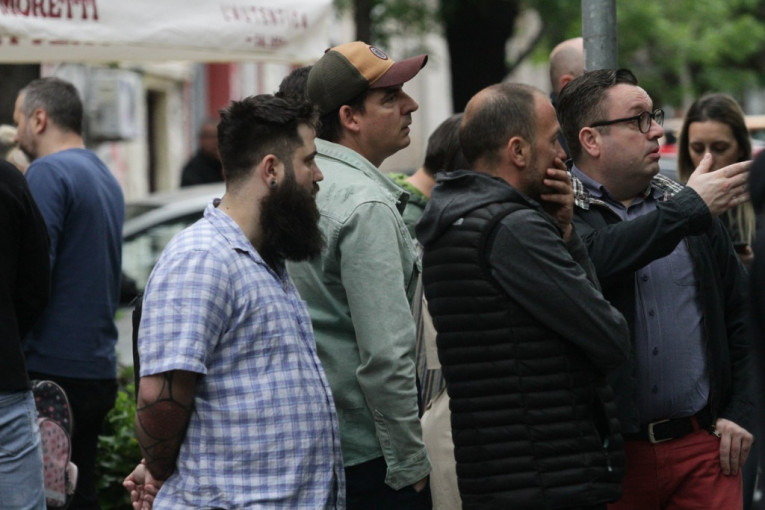 Ljudi oko škole u kojoj  je izvršen zločin