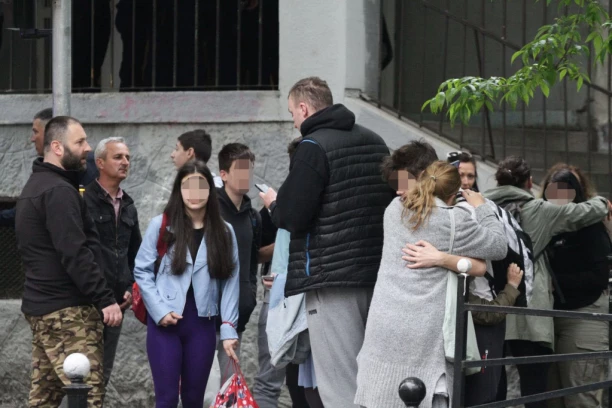 GOVORITE O NJOJ, ONA PREDSTAVLJA LJUBAV: Potresan tekst direktorke o devojčici koja je dok se pucalo u školi istrčala da spase brata - zadivljena sam njenom hrabrošću!