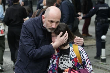 POTRESNE SLIKE SA MESTA STRAVIČNOG HORORA NA VRAČARU: Očajni roditelji, uplašena deca, gomila policije i zdravstvenih radnika - JEZA! (FOTO)