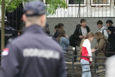 VIDELA SAM OBEZBEĐENJE KAKO PADA! Potresna priča učenice nakon pucnjave na Vračaru: Mislila sam da bacaju petarde! (VIDEO)