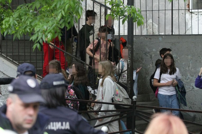 Okupljanje policije ispred osnovne škole na Vračaru