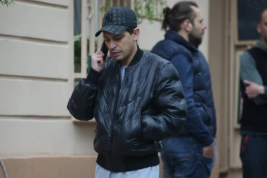 POZNATI GLUMAC UNEZVEREN ISPRED KRVAVE ŠKOLE: Marko Janketić se našao na licu mesta, evo u kakvom smo ga stanju zatekli! (FOTO)