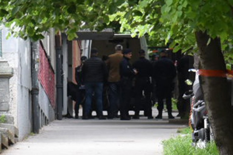 Iznošenje tela žrtava pucnjave na Vračaru