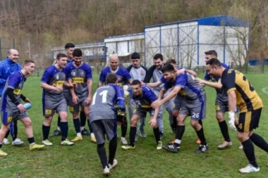 PETARDA NA "STAMFORD BRIDŽU": Crnobarci deklasirali goste iz Lipničkog Šora i nastavili dramatičnu borbu za vrh tabele!