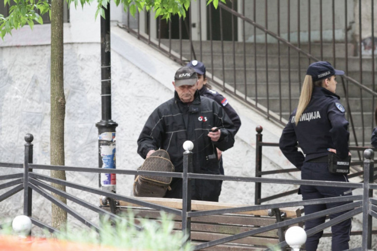 Policija ispred škole na Vračaru