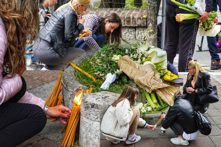 Građani ostavljaju cveće ispred škole