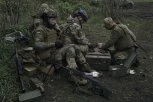 ŠOK! NEOČEKIVANO ZAJEDNIŠTVO NA FRONTU ZA PRAZNKE: U jeku sukoba ruski i ukrajinski vojnici položili puške, dozivaju se međusobo, pa zapevaše staru ljubavnu pesmu! (VIDEO)