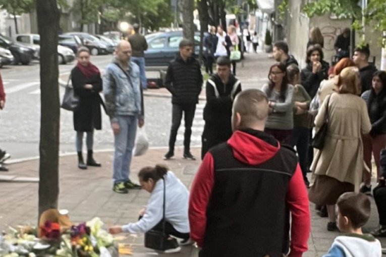 Okupljanje građana da odaju počast ubijenim đacima