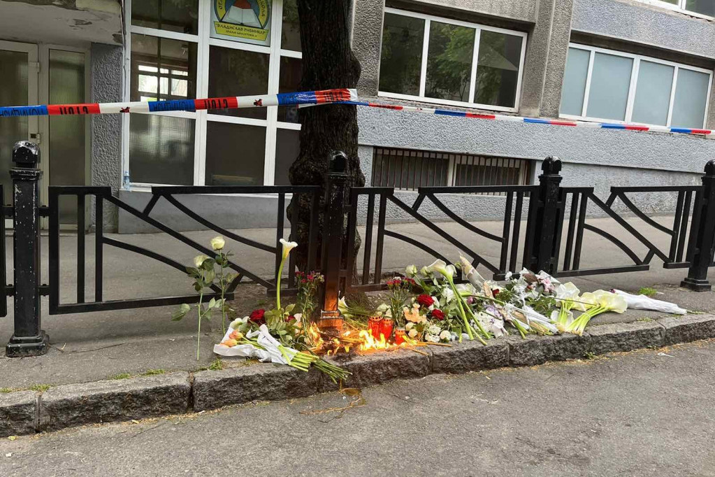 Cveće ispred škole