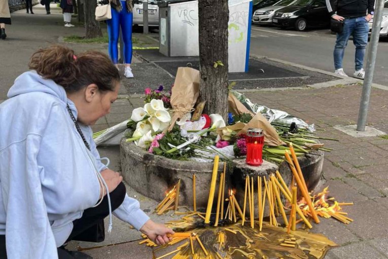 Paljenje sveća ispred osnovne škole ''Vladislav Ribnikar''