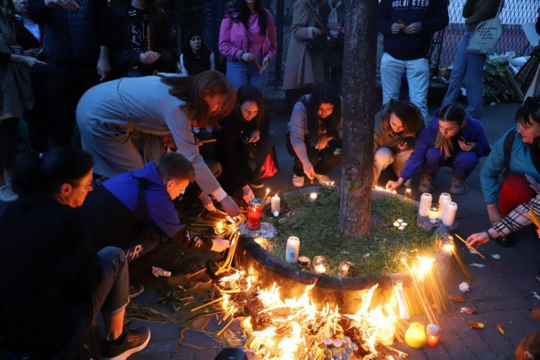 Odavanje počasti nastradaloj deci