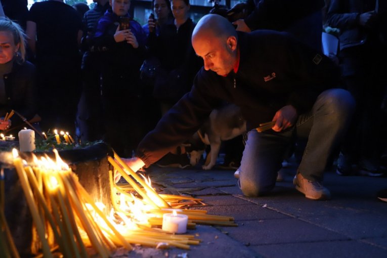 Beograđani pale sveće i odaju počast nastradalima